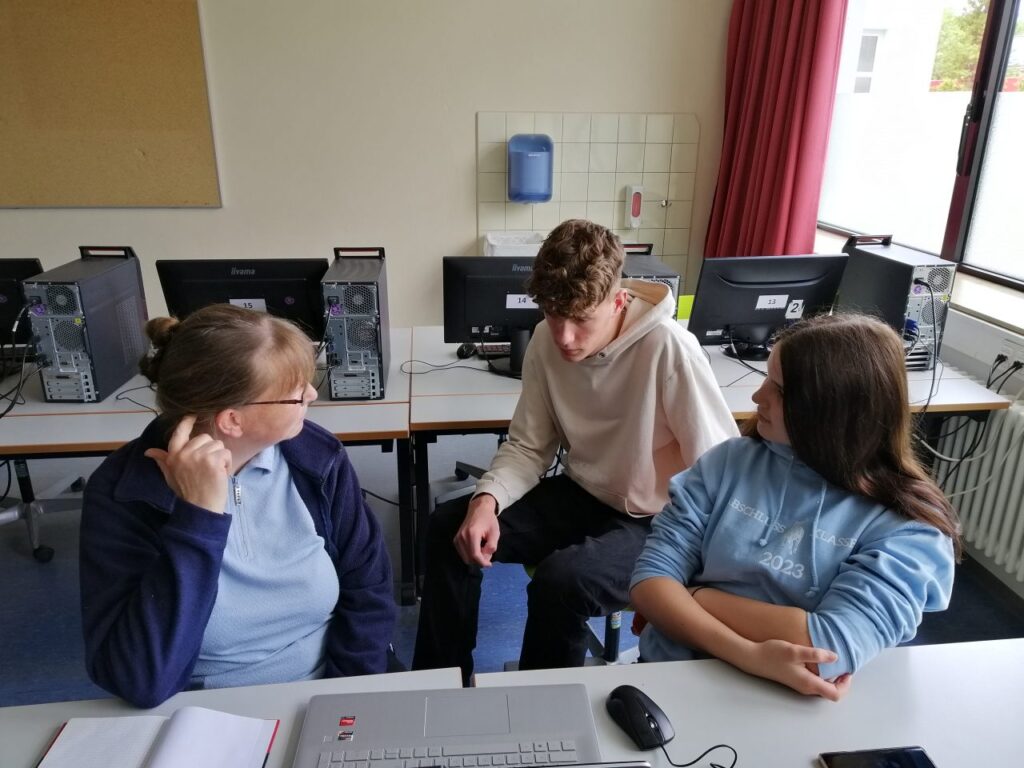 Foto 3 von 7: SchülerInnen der 10A schulen Seniorinnen und Senioren