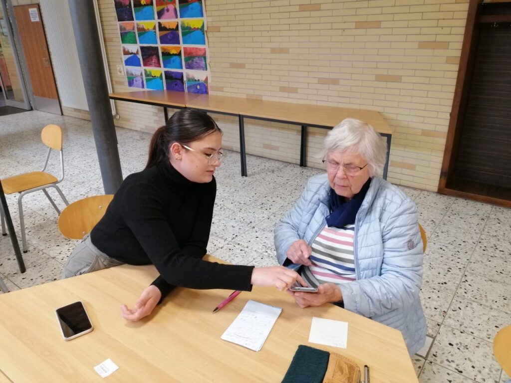 Foto 2 von 7: SchülerInnen der 10A schulen Seniorinnen und Senioren