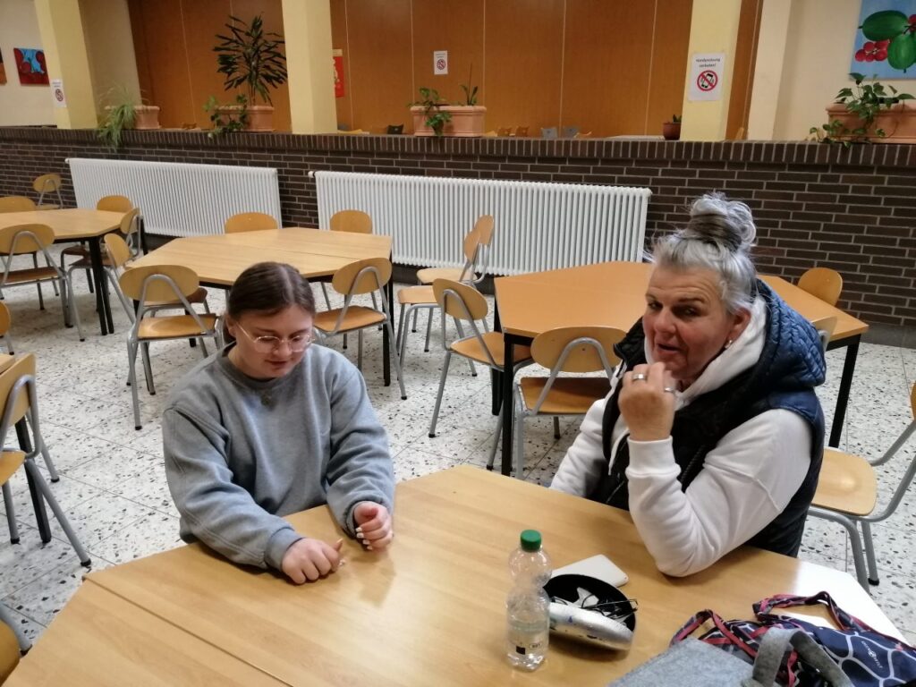 Foto 1 von 7: SchülerInnen der 10A schulen Seniorinnen und Senioren