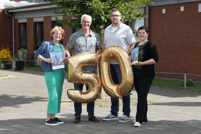 Foto zum Beitrag: Haupt- und Realschule Saterland feiert 50-jähriges Jubiläum - Festschrift erschienen