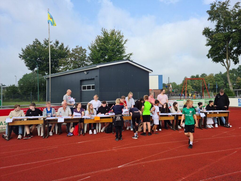 Foto 6 von 11: Sponsorenlauf zugunsten des NABU Ortsgruppe Saterland und des Weißen Rings Oldenburg