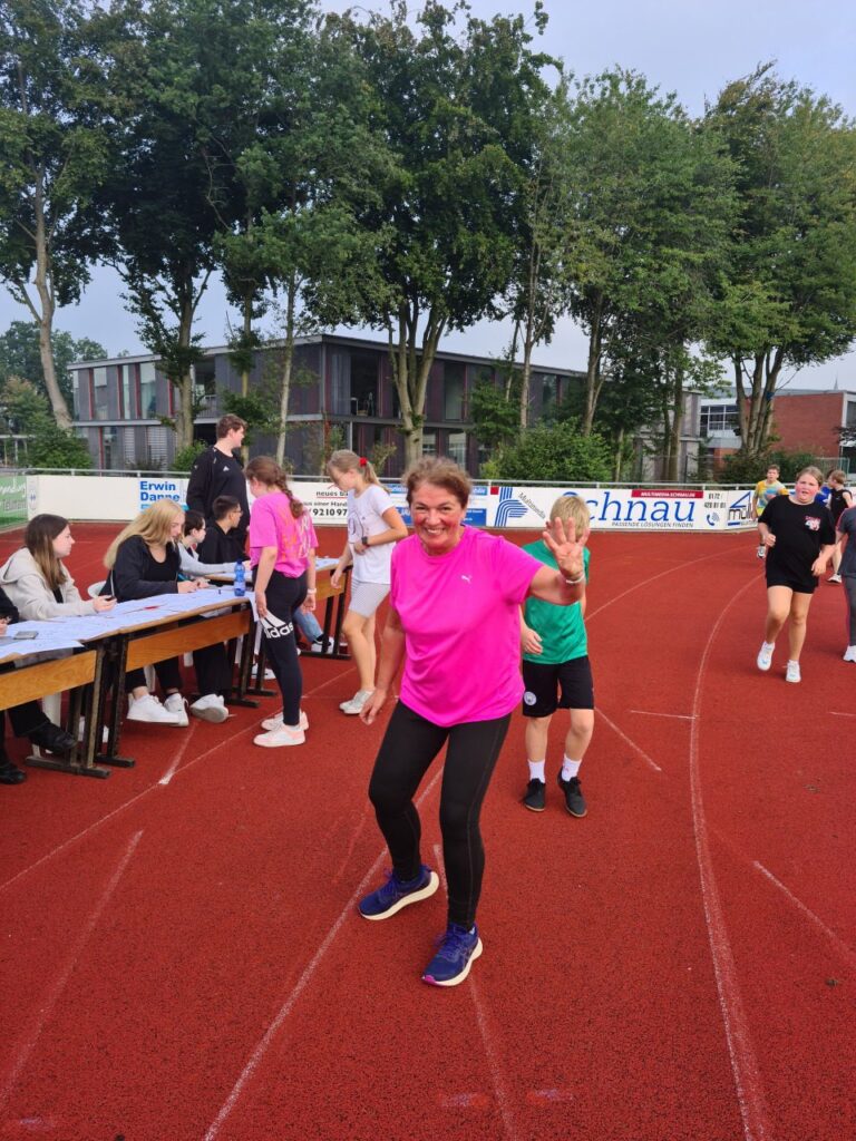 Foto 9 von 11: Sponsorenlauf zugunsten des NABU Ortsgruppe Saterland und des Weißen Rings Oldenburg