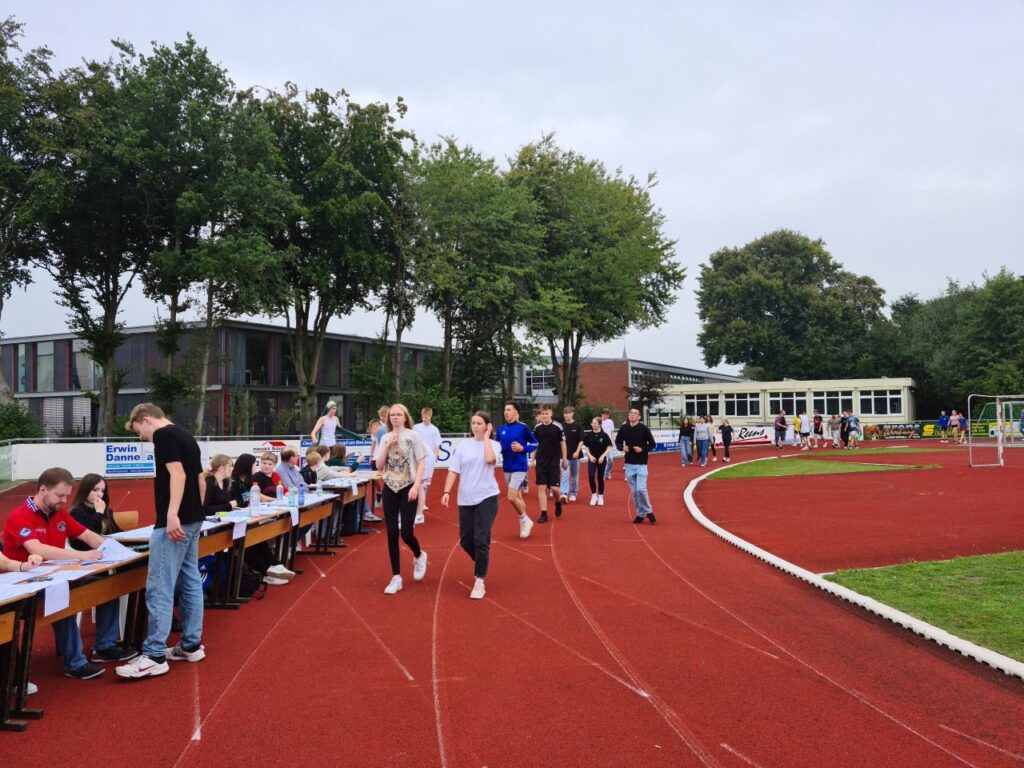 Foto 3 von 11: Sponsorenlauf zugunsten des NABU Ortsgruppe Saterland und des Weißen Rings Oldenburg