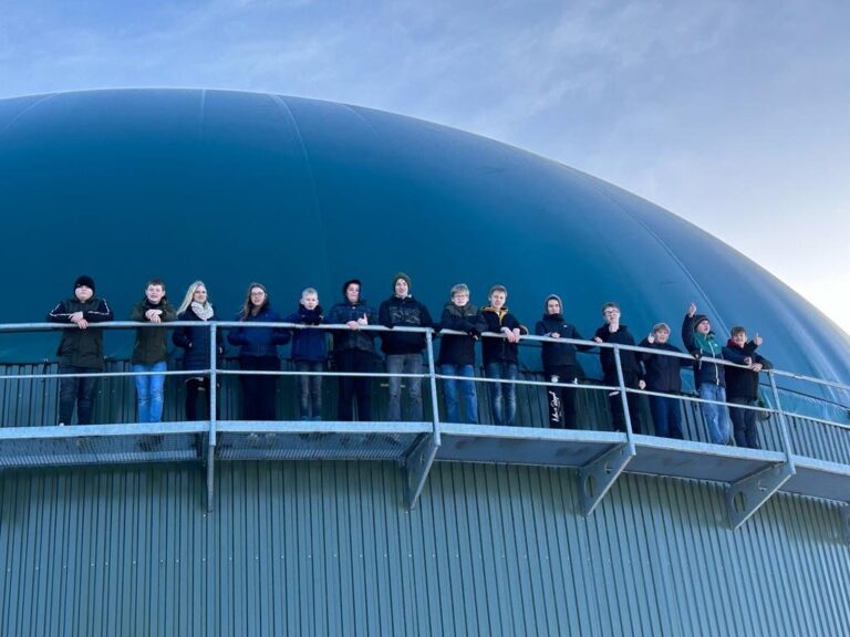 Foto zum Beitrag: Wahlpflichtkurs Naturwissenschaften des Jhg. 7 besichtigt Biogasanlage