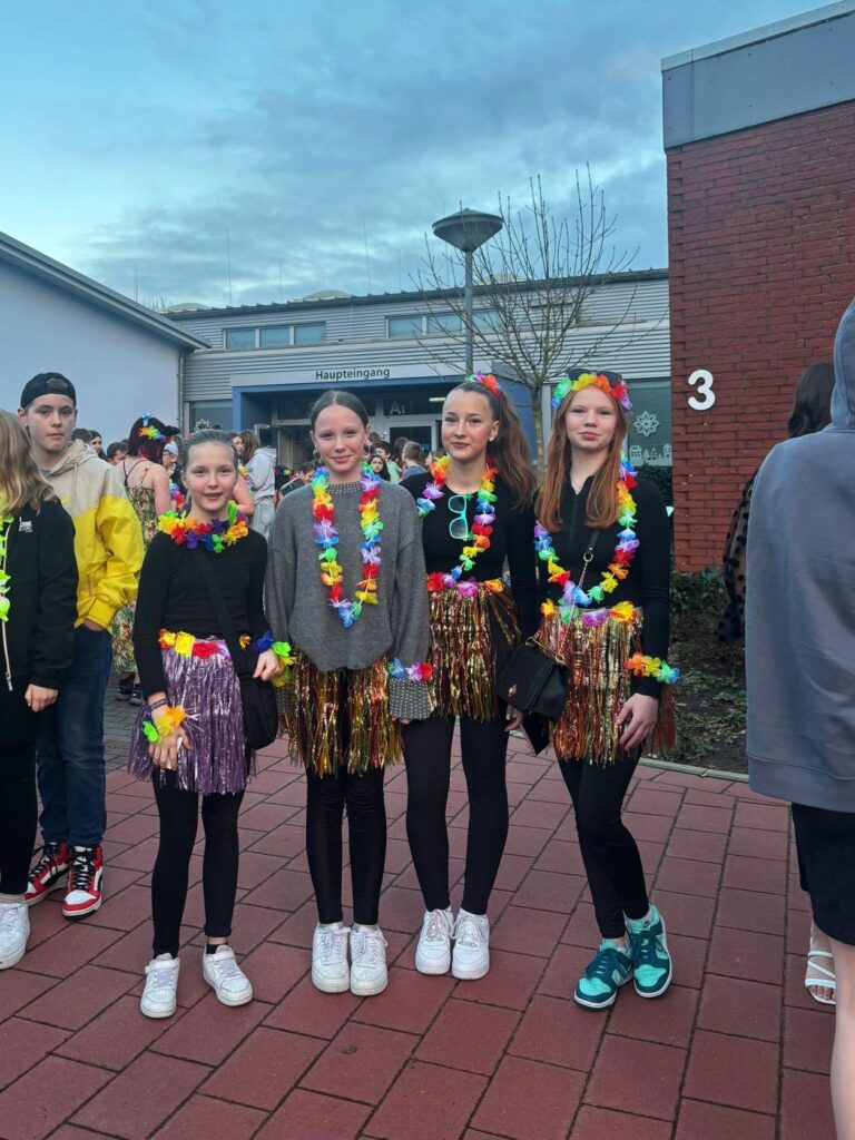 Foto 2 von 4: Aloha! Legendäre Jammerlappenfete nach der Pandemie!
