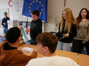 Foto zum Beitrag: Schüler üben Demokratie - HRS Saterland nimmt an Juniorwahl zum Europaparlament teil