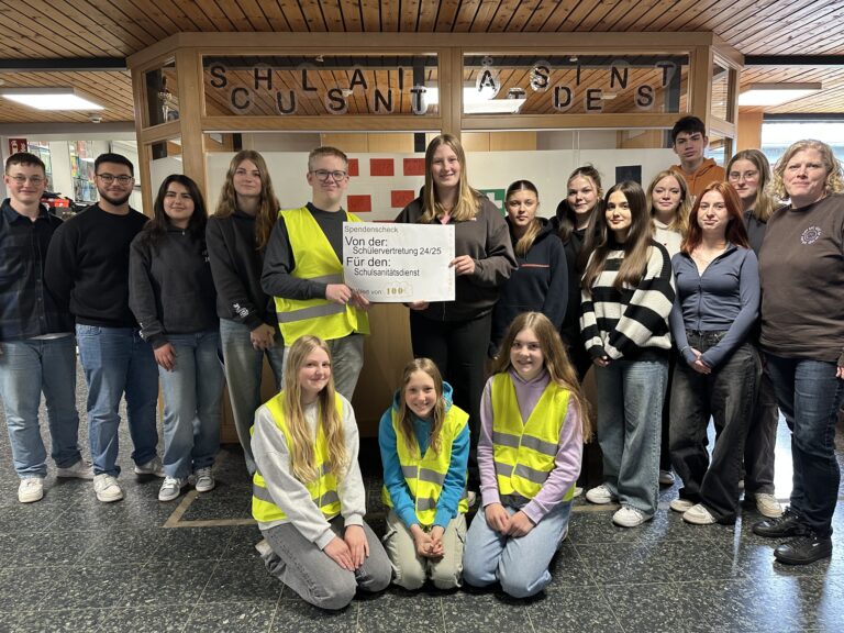 Foto zum Beitrag: SV unterstützt den Schulsanitätsdienst mit einem Spendenscheck von 100€
