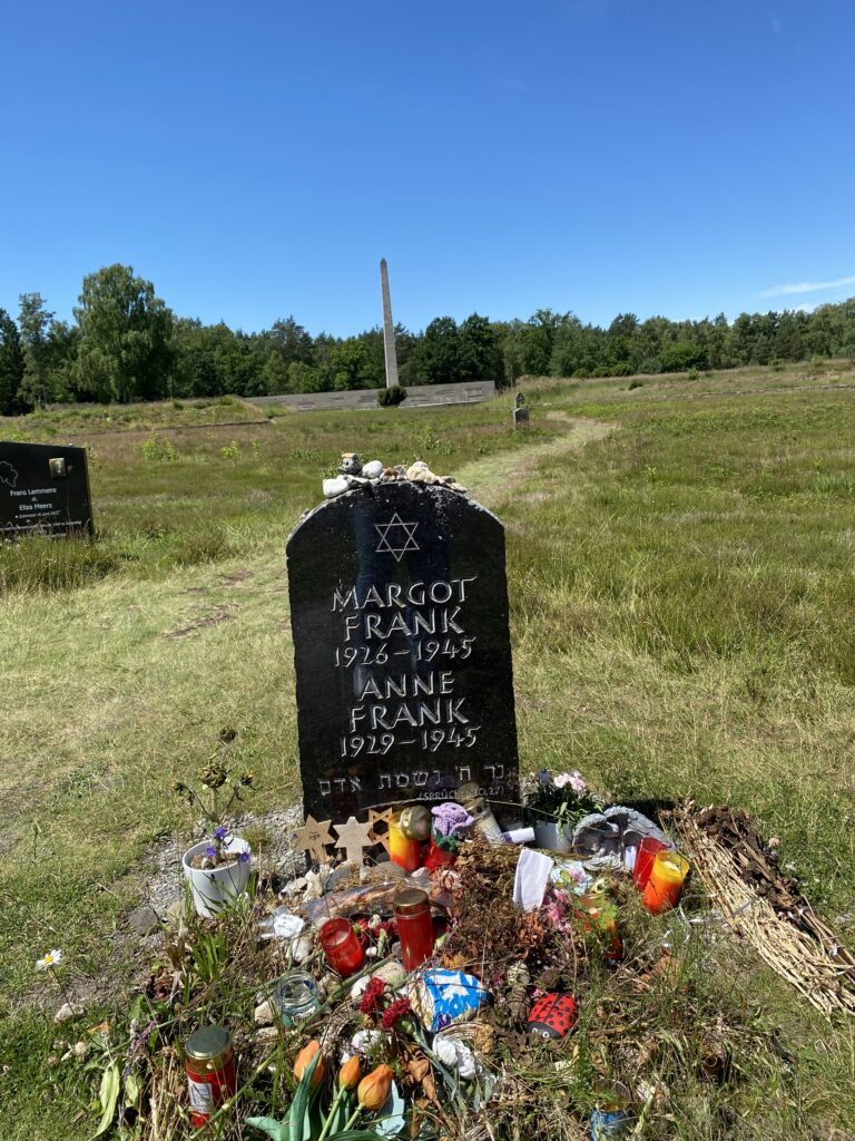 Grabstein zur Erinnerung an Anne und Margot Frank in Bergen-Belsen