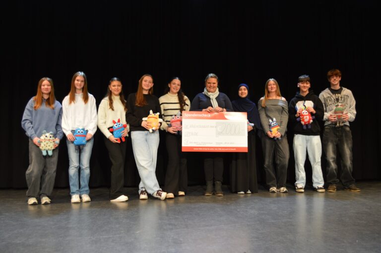 Foto zum Beitrag: HRS Schüler spenden 2.000 Euro für die Kindertrauergruppe „MuT“ der BRÜCKENBAUER:INNEN