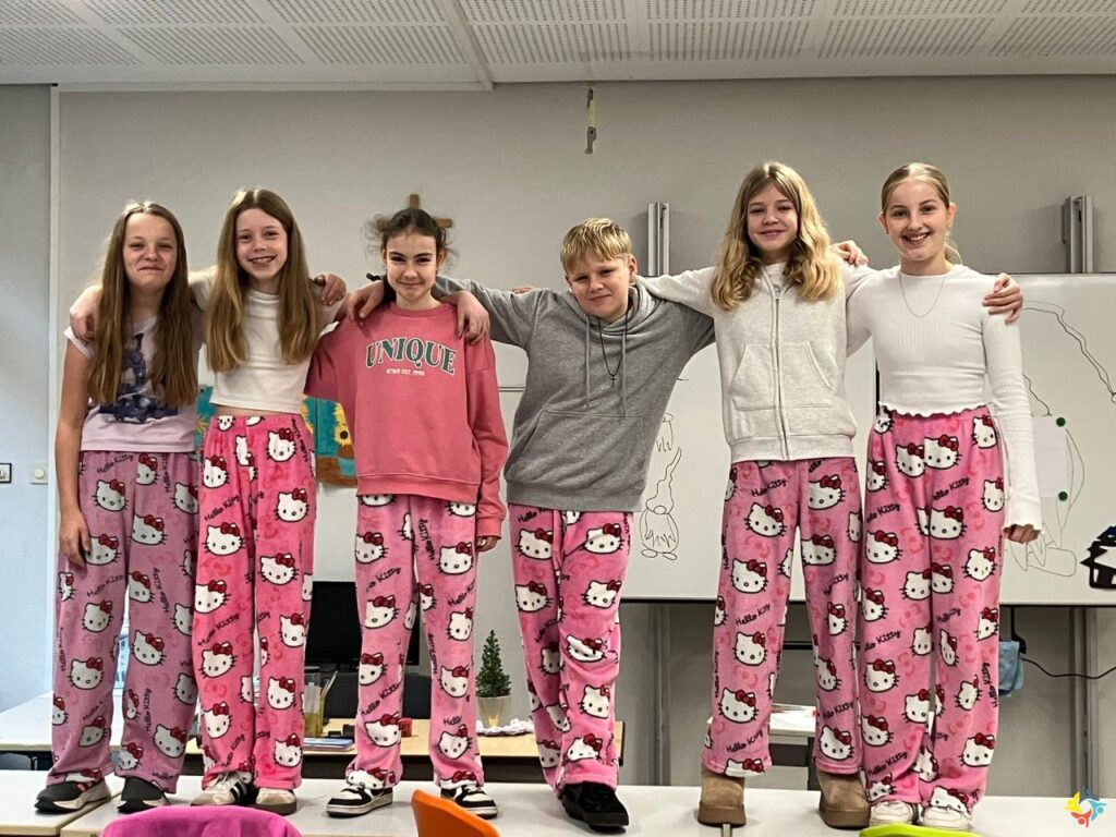 Foto 3 von 4: PJ (Pyjama) Day